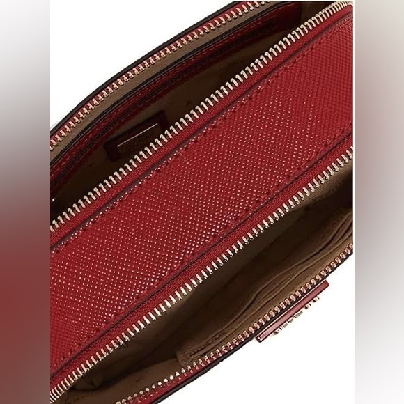 Guess Noelle Camera Roman Crossbody. - Picture 4 of 4